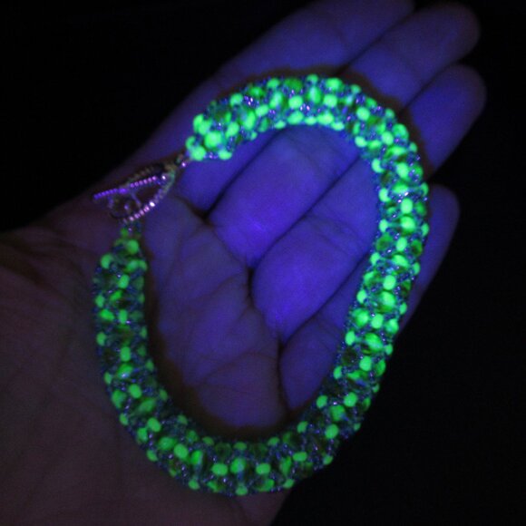 Netted Czech Uranium glass bead bracelet - Picture 9 of 10